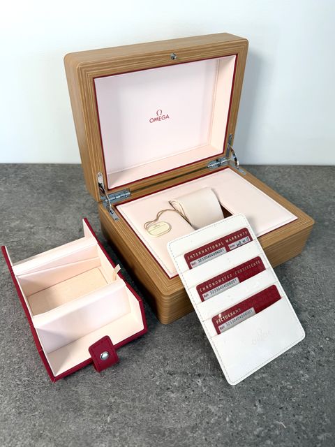 Omega Speedmaster Date 323.30.40.40.06.001 Image 6